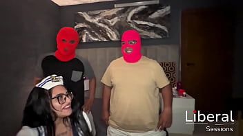 Chica amateur debuta a dos seguidores disfrazada de marinera