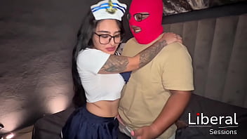 Chica amateur debuta a dos seguidores disfrazada de marinera