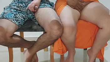 Casero cachonda colombiana engaña a su marido con el su hermanastro