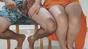 Casero cachonda colombiana engaña a su marido con el su hermanastro