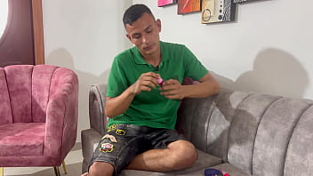 Me follo a mi hermanastra y le demuestro que no soy gay termino corriendome en su coño