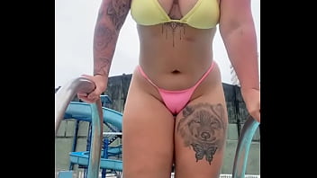 Mostrando a raba na piscina do clube