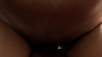 Esposa infiel engaña a su marido y obtiene su coño peludo penetrado bragas mojadas chorros de esperma