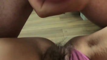 Esposa infiel engaña a su marido y obtiene su coño peludo penetrado bragas mojadas chorros de esperma