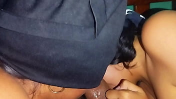 Mis hijastras se colocan un antifaz para que nos las reconozca y poder chuparme la polla