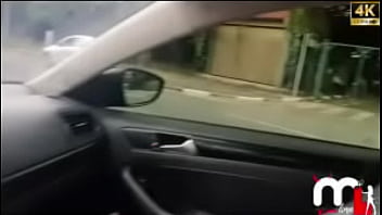 Casada safada fez o corno parar o carro para pegar o negão roludo bbc na rodoviaria e o corno filmou tudo completo no red