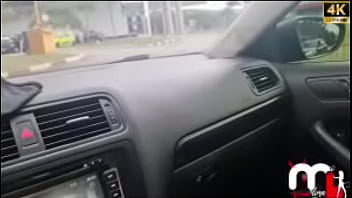 Casada safada fez o corno parar o carro para pegar o negão roludo bbc na rodoviaria e o corno filmou tudo completo no red