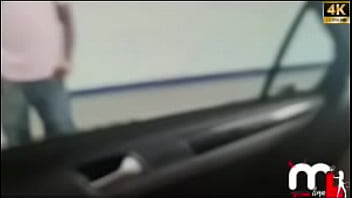 Casada safada fez o corno parar o carro para pegar o negão roludo bbc na rodoviaria e o corno filmou tudo completo no red