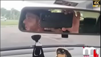 Casada safada fez o corno parar o carro para pegar o negão roludo bbc na rodoviaria e o corno filmou tudo completo no red