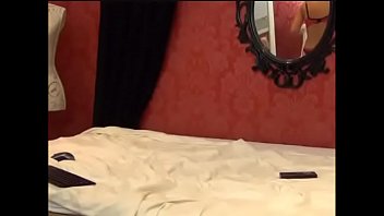 Sinnliches modell mit sexy körper spielt live an sich