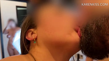 Todo mundo gozou e ficou esperando para ver o beijo melado de porra na boca do corno putinha usada com sucesso chudai