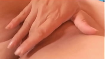 Se masturba hasta acabar