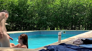 Mientras Limpio La Piscina Mi Jefe Y Su Hermana Se Desnudan Y Me Desnudan También A Mi Para Tener Diversión thumbnail
