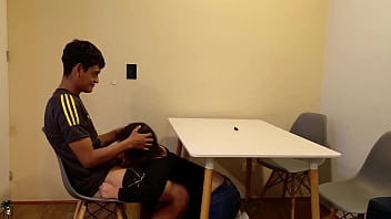 Traje a mi novio a presentarle a mis padrastros sin imaginar que mi madrastra puta se lo iba a follar como colageno y delante de mi padrastro el cornudo