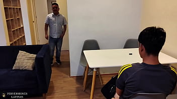 Traje a mi novio a presentarle a mis padrastros sin imaginar que mi madrastra puta se lo iba a follar como colageno y delante de mi padrastro el cornudo