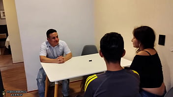 Traje a mi novio a presentarle a mis padrastros sin imaginar que mi madrastra puta se lo iba a follar como colageno y delante de mi padrastro el cornudo