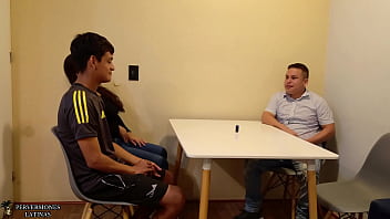 Traje a mi novio a presentarle a mis padrastros sin imaginar que mi madrastra puta se lo iba a follar como colageno y delante de mi padrastro el cornudo