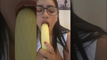 De óculos safada e com nicoly goza com a banana bem fundo