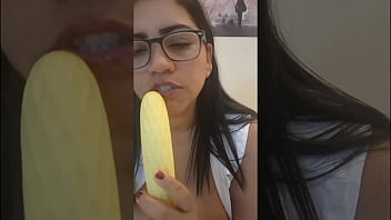 De óculos safada e com nicoly goza com a banana bem fundo