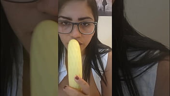 De óculos safada e com nicoly goza com a banana bem fundo