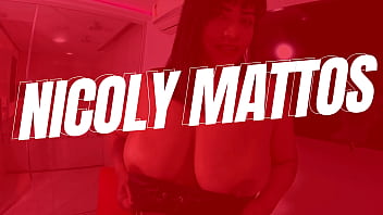 De óculos safada e com nicoly goza com a banana bem fundo