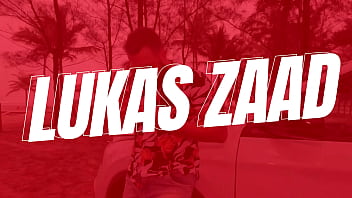 De óculos safada e com nicoly goza com a banana bem fundo