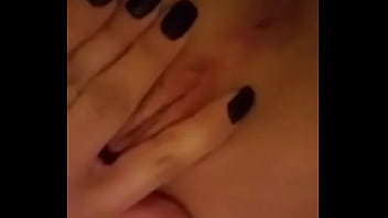 Morena batendo siririca na banheira