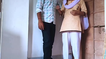 College student girl ne apni teacher ke sath college ki chad me chudai