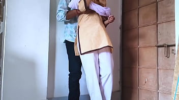 College student girl ne apni teacher ke sath college ki chad me chudai
