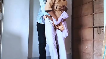 College student girl ne apni teacher ke sath college ki chad me chudai