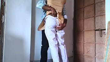 College student girl ne apni teacher ke sath college ki chad me chudai