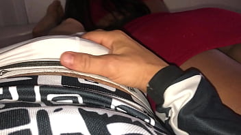 Deitado na cama da inteada novinha bateno uma olhano pra bunda dela sex toy