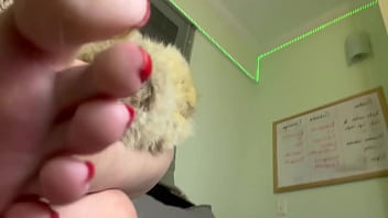 Fumando e cuspindo na tua cara pra te mostrar como tu é beta