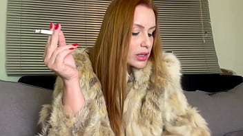 Fumando e cuspindo na tua cara pra te mostrar como tu é beta