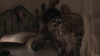 主人操我屁眼流太多水 帮他堵住后屁眼还是好空虚只好自己拿假阳具堵住了。