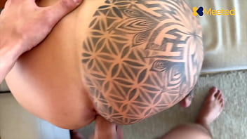 Heisse mutti wird pov auf dem sofa gefickt