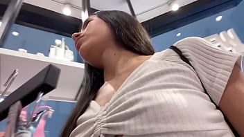 Masturbación y corrida fuerte en una tienda del centro comercial