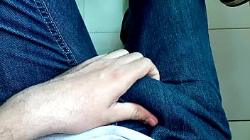 Acariciando A Rola De Calça Jeans thumbnail