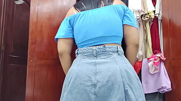 Madrastra Caliente Se Cambia De Ropa Frente A La Cámara thumbnail