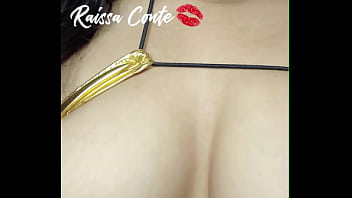 Jovem garota mostrando seus peitos