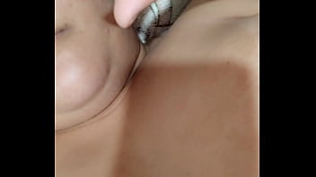 Limpando o mel do meu vibrador e gozando mais parte 2 2