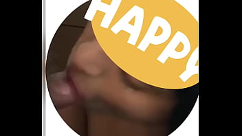 Cornuda le regala una buena mamada con otra mujer Cornuda le regala una buena mamada con otra mujer