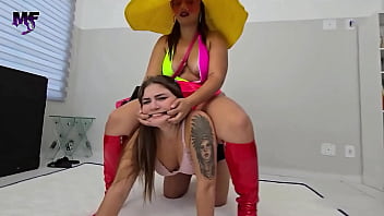 Nasty rider with a luscious booty