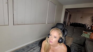 Hotwife gets fucked and creampied while gaming