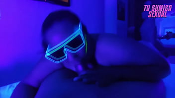 Mamada garganta profunda cuarto neon soy la hijastra mas sumisa
