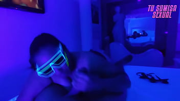 Mamada garganta profunda cuarto neon soy la hijastra mas sumisa