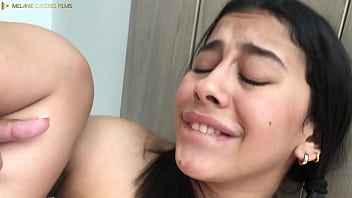 Me quedo atrapada y mi hermanastro me rescata con su enorme polla