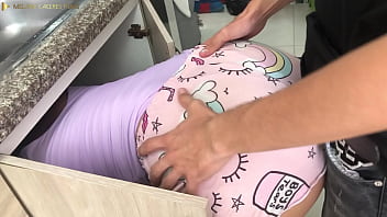 Me quedo atrapada y mi hermanastro me rescata con su enorme polla