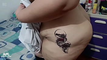 Llego a ver un cuarto para hospedarme y la dueña me ofrece una habitacion con todos los servicios incluidos