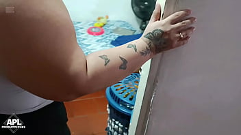 Llego a ver un cuarto para hospedarme y la dueña me ofrece una habitacion con todos los servicios incluidos